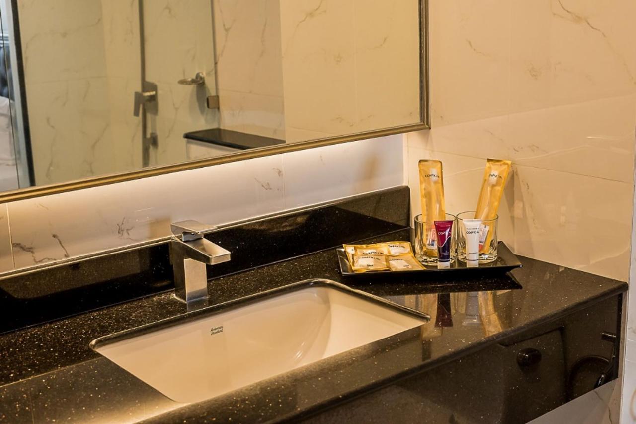 Deluxe Double Room Bath,1295389687:JPEG