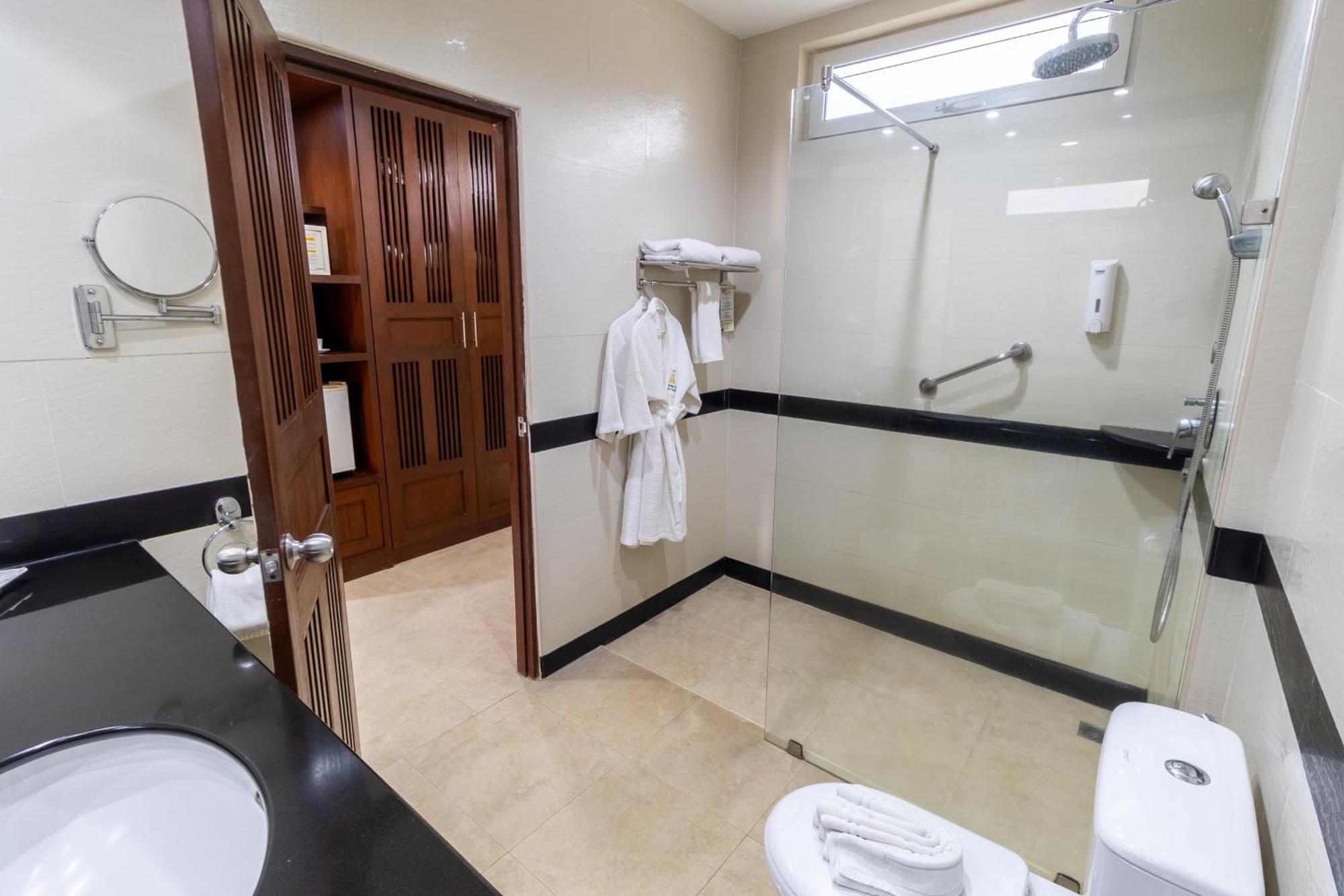 Apartment mit 1 Schlafzimmer mit 2 Einzelbetten und Zugang zum Pool