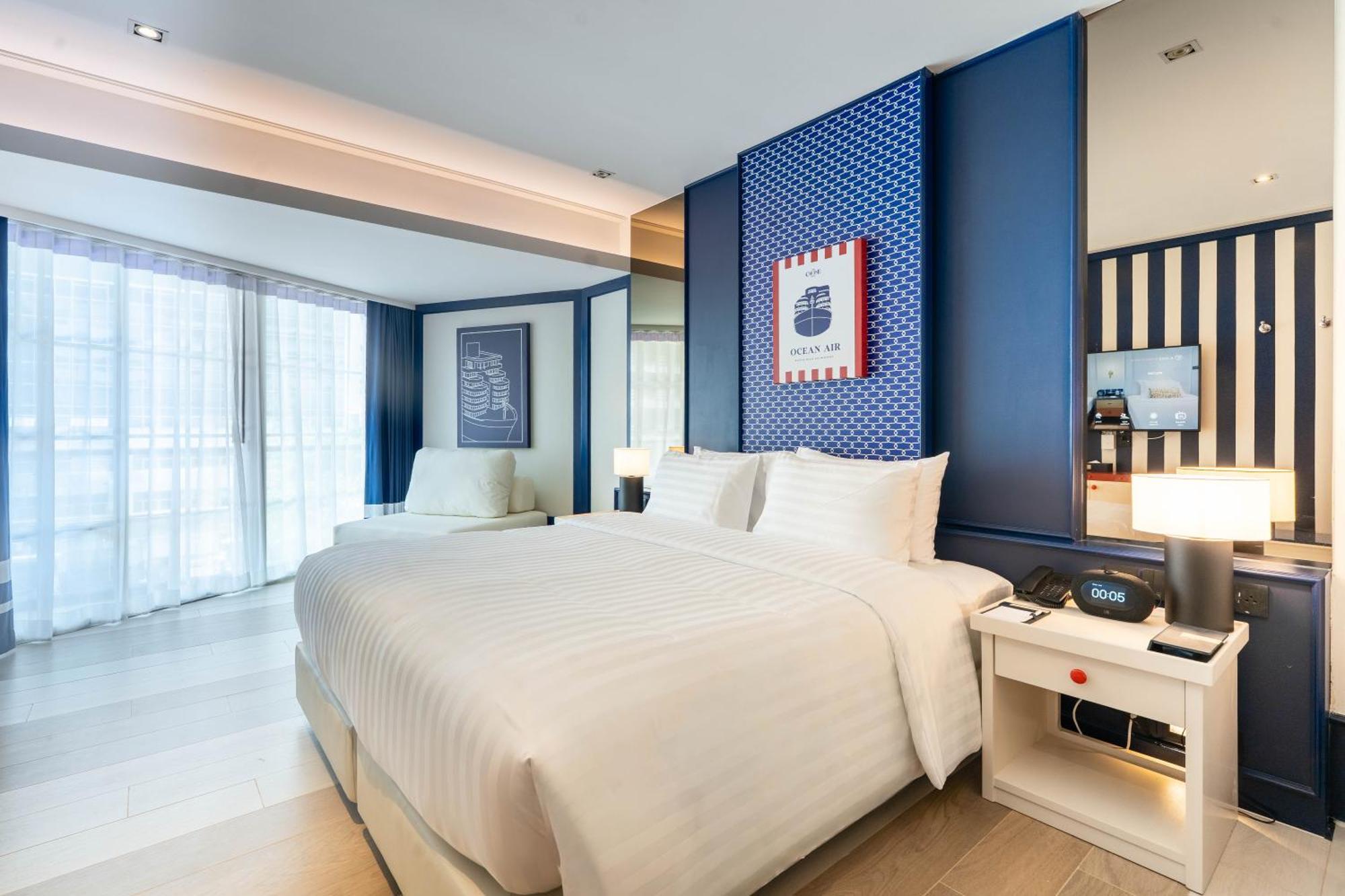 Cruise Cabin King Bed,1765417581:JPEG
